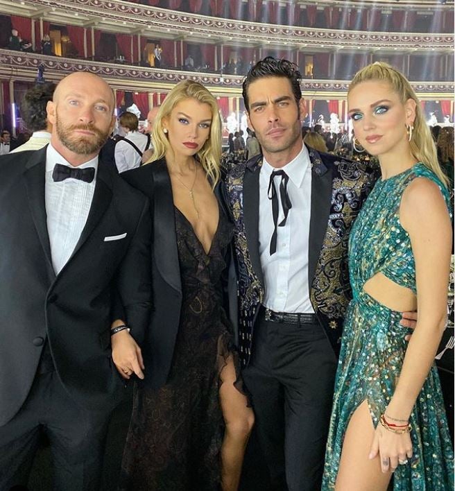 Fotos: Jon Kortajarena brilla con su impoluto look en los Oscar británicos de la moda