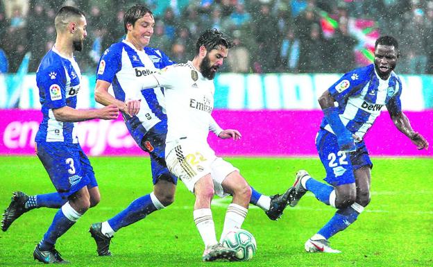 Tomás Pina intenta arrebatar el balón a Isco, apoyado en la presión por Duarte y Wakaso.