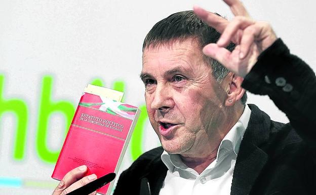 Otegi exhibió ayer un ejemplar del plan Ibarretxe. 