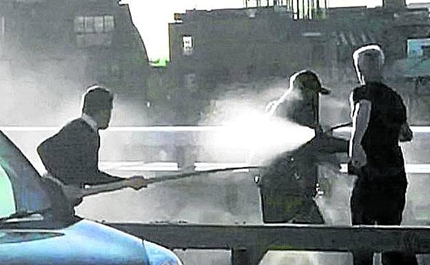 Lucasz se enfrenta al terrorista con el colmillo de narval y su compañero Andy, con el extintor. 