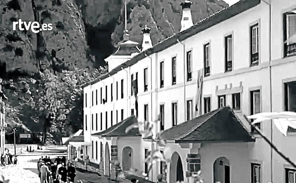 Imagen del Nodo en la que se ve a veraneantes junto a la residencia Oriol y Urquijo. 