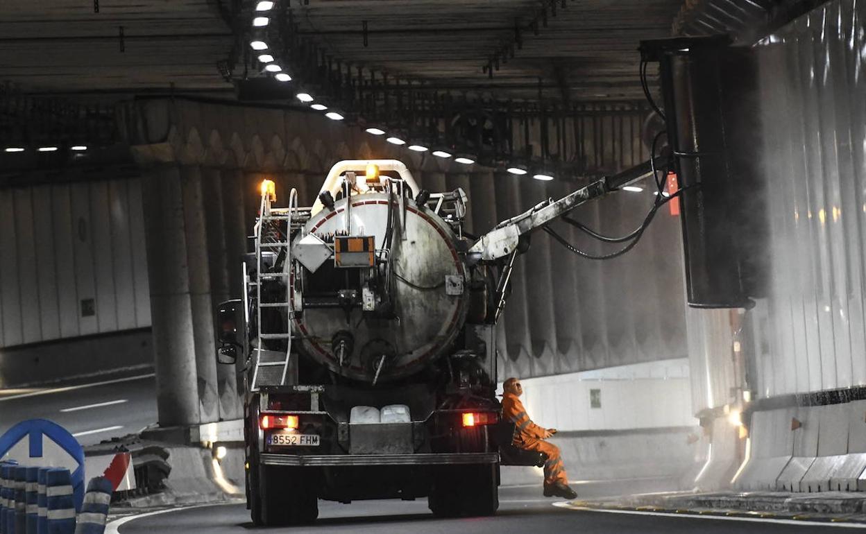 Un operario colocando placas que recubren el tunel de Bentazarra
