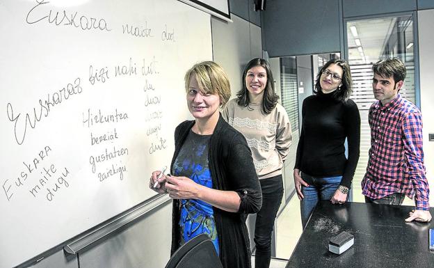 A Iryna, Cristina, Mariana y Ernesto les ha enganchado el euskera, a pesar de «su dificultad».