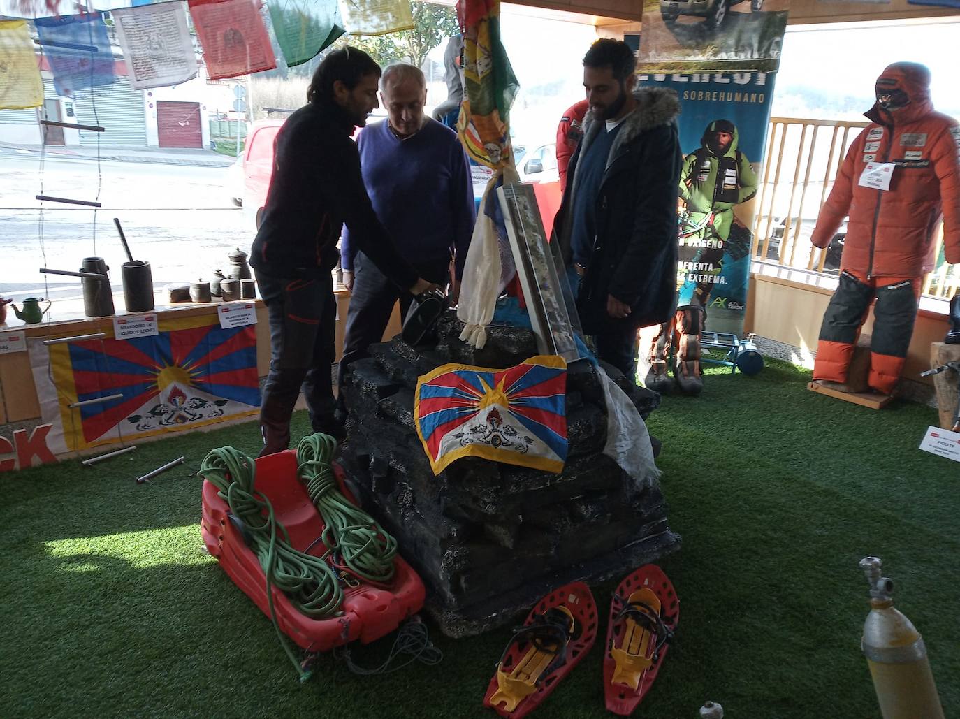 Reproducción de un altar como los utilizados para realizar la ceremonia de la 'Puja', en la que los sherpas encomiendan su vida a los dioses.