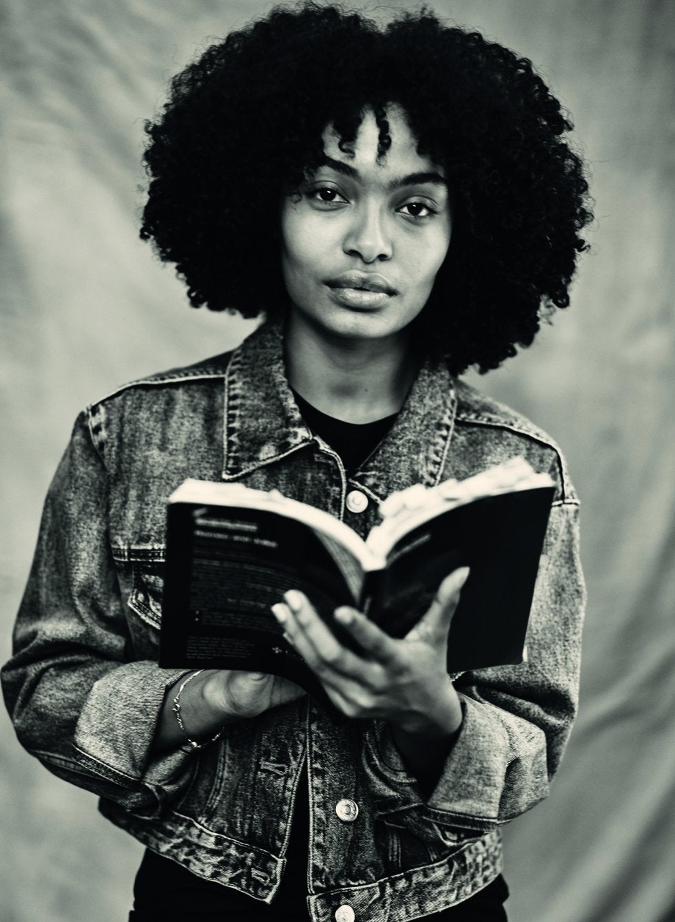 Yara Shahidi, actriz estadounidense y activista, de tan solo 19 años, es la más joven este año en el almanaque.