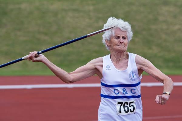 Mary Holmes, 78 años. “Lanzó 14.72 m para ganar en el estadio Birmingham Alexander”.