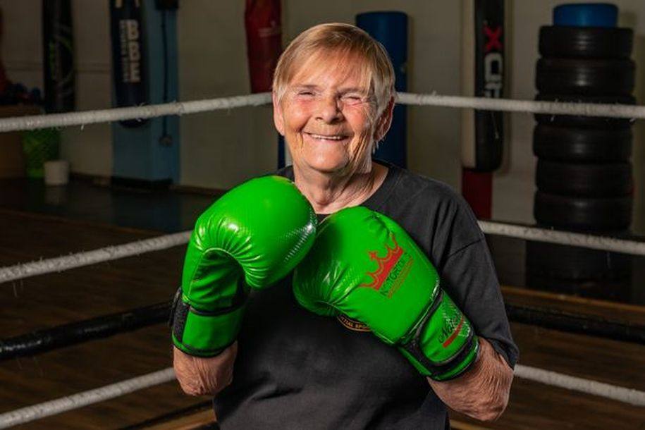 Jean McKenzie Baldwin, 76 años. “Una pensionista con artritis y dos rodillas de reemplazo se ha convertido en en el kick-boxer más antiguo de Gran Bretaña. Ha sido apodada 'La Bestia' por los entrenadores debido a su temible reputación en el ring. La abuela escocesa comenzó a practicar deporte siguiendo el consejo de su hijo tras la muerte de su amado esposo Peter. Ella ha aumentado su confianza en el gimnasio y ahora está preparada para su primera pelea de caridad, contra una mujer de 60 años. Su entrenador dice que Jean, de Smisby, Derbys, entra en 'modo bestia' cuando entra al ring”. 