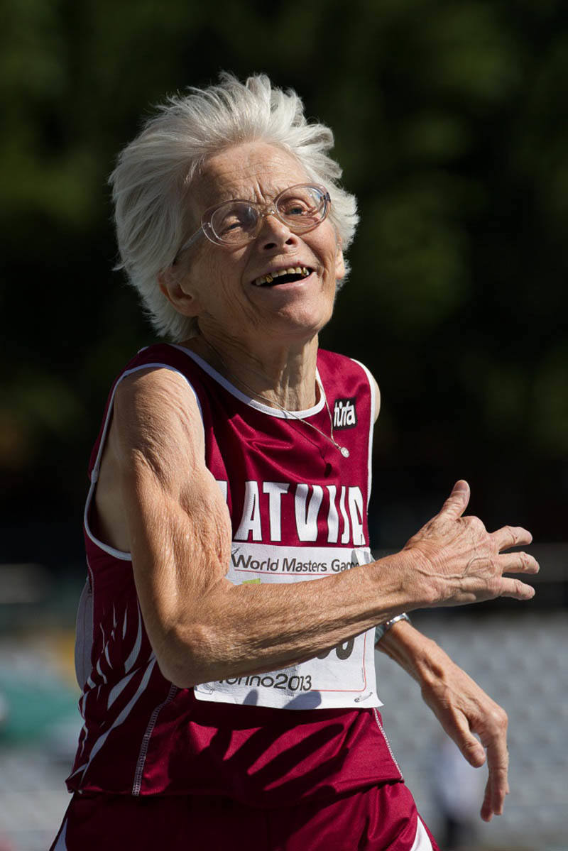 Leontine Vitola, 82 años. “En esta foto se puede ver a la mujer festejando después de haber ganado la plata en la carrera de los 400 metros. Su rostro refleja su alegría y alivio por haber por fin llegado a la meta”. 