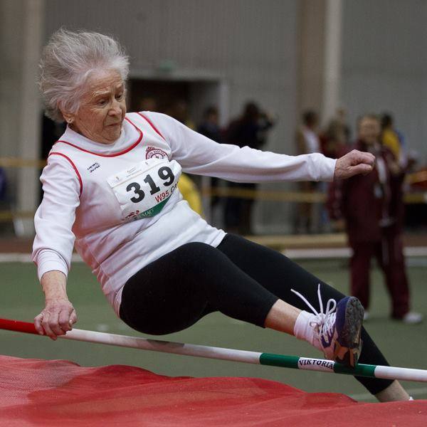 Olga Kotelko, fallecida a los 95 años, en 2014. Olga Kotelko se calzó unas zapatillas de atletismo por primera vez a los 77 años. Se convirtió en una máquina de ganar medallas y de destrozar récords en atletismo para personas mayores. Compitió hasta que una hemorragia cerebral la derrotó en junio de 2014 y falleció a los 95 años.