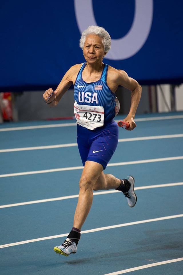 Irene Obera, 85 años. “Irene Obera cuenta con varios récords. Está en la categoría de más de 85 años. Aquí se le ve llevando a su equipo al oro en el relevo 4x200 m femenino. Sí, ella estaba 'derribando' a un grupo de edad como el integrante más viejo del equipo. Cuando cruzó la línea estableció un nuevo récord, increíble. La gente mira a su paso. Su altura sobre el suelo y la fluidez con la que corre. ¿Puede creer que tiene 85 años? Pídale a cualquiera que imagine a una mujer de 85 años corriendo, ¿es esta la imagen que les viene a la mente? Sombreros absolutamente totalmente 'off'”.