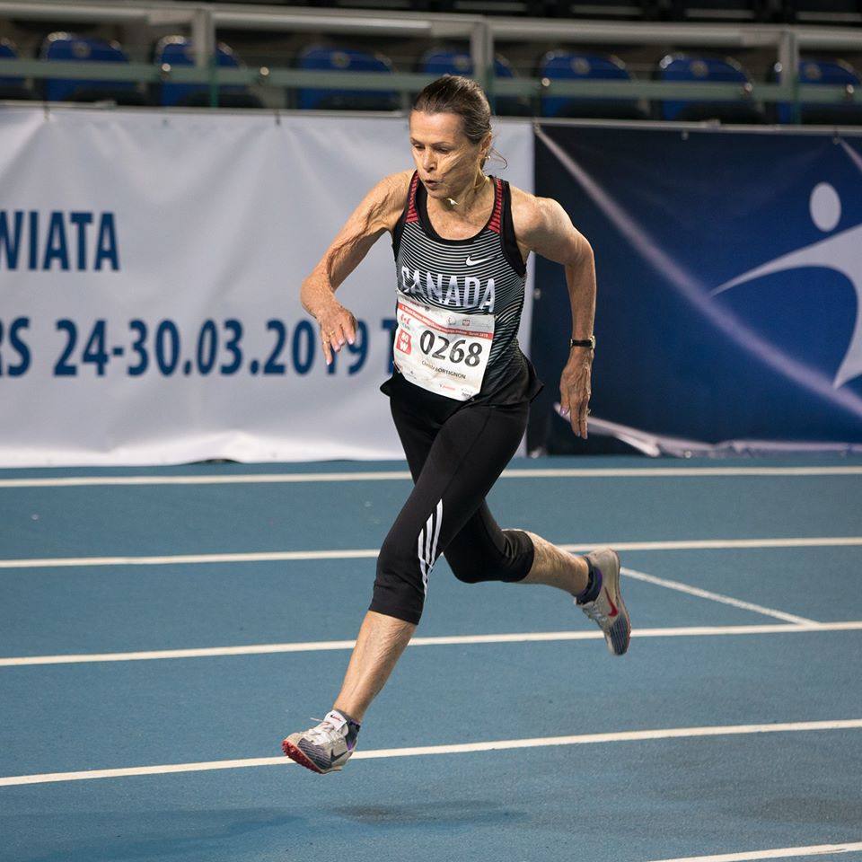 Christa Bortignon, 82 años. Christa Bortignon es una atleta canadiense de atletismo de Vancouver. Tiene trece récords mundiales en la división de mujeres 75-79: cinco en interiores (60 m, 60 m con obstáculos, 200 m, pentatlón, relevo 4x200) y ocho en exteriores (100 m, 200 m, 400 m, 80 m con obstáculos, 200m con obstáculos, triple salto , pentatlón y heptatlón. Ex tenista, comenzó a competir en Masters Track and Field en 2009, a los 72 años. 