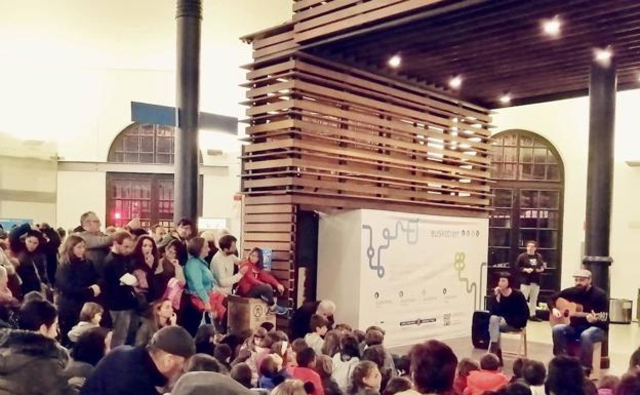 Santa Zezilia egunean geltokiko hall-a auditorio eta kontzertu aretoa bilakatu zen.