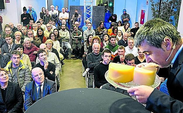 Mikel Garaizabal dirige la cata de quesos. Enseño a los asistentes a diferenciar olores, texturas y sabores de Idiazabal.