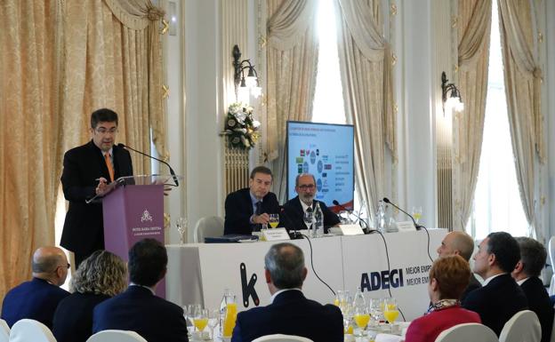 El consejero delegado del grupo Euskaltel, José Miguel García Fernández durante la ponencia.