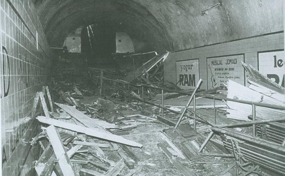 Los restos de los dos vehículos acabaron diseminados por toda la estación inferior.