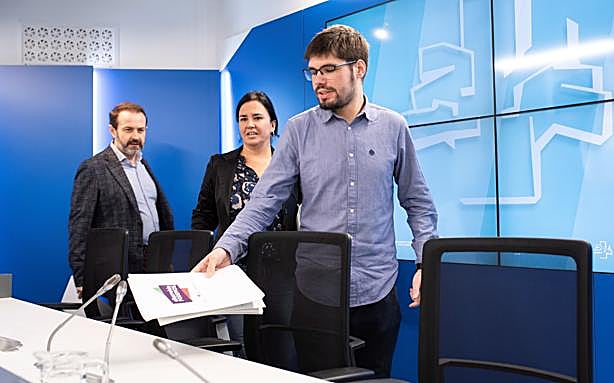 Lander Martínez, Cristina Macazaga y Joserra Bezerra, ayer en el Parlamento vasco.