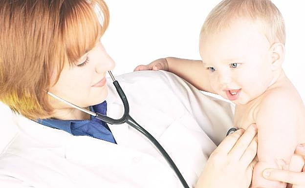 Una pediatra examina a un bebé. 
