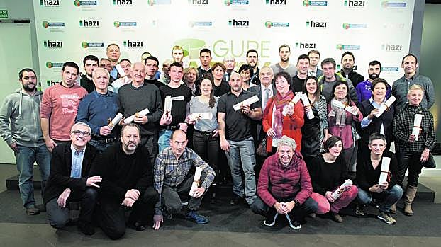 Foto de familia de los representantes de las queserías premiadas y los entregadores de los galardones.