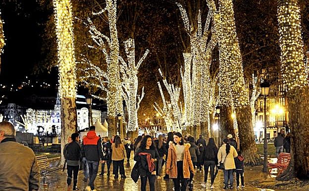 Imagen principal - Imágenes del encendido de luces del año pasado.