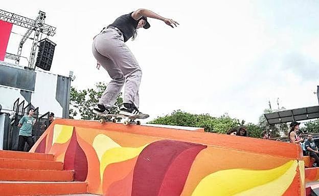 Andrea Benítez aprendió a patinar con amigos y viendo vídeos de skaters americanas. 