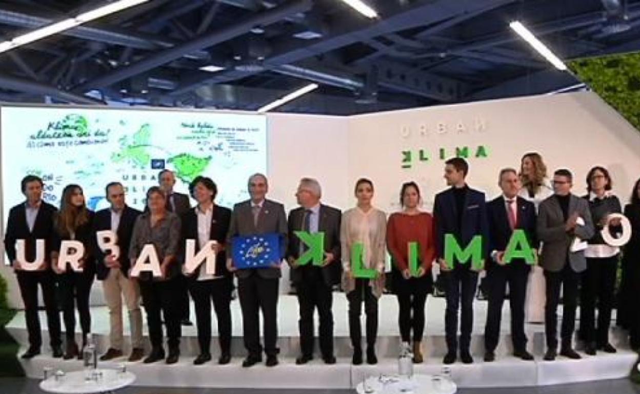 Foto de familia tras la presentación del plan vasco contra el cambio climático.