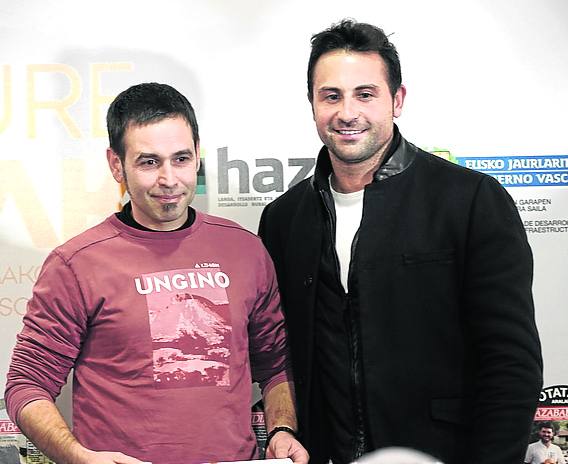 Luis Zaballa de Latxa Esnea recibe el galardón a manos del remero de Zierbena Fran Montes.