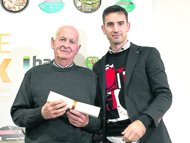 El pelotari Mikel Urrutikoetxea entrega el diploma a Pascual López de Uralde de Larreako Gazta.