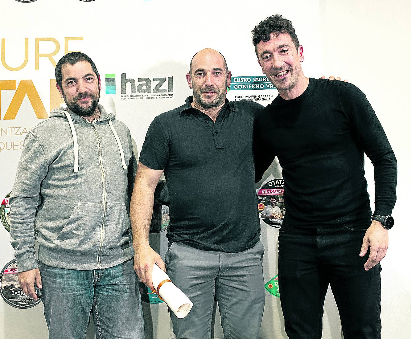 Iban y Gorka Azurmendi de la Quesería Azkarra recibieron el diploma a manos de Eneko Atxa, chef del triestrellado restaurante Azurmendi.