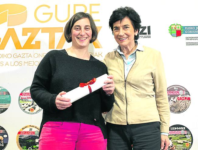 Mari Asun Ibarrondo, ‘alma mater’ del Boroa, entregó el galardón a Maider Martinez de Iruri Gazta.