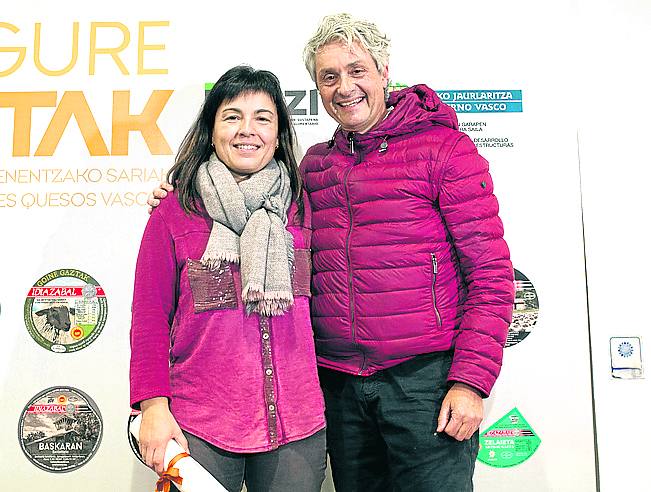 El chef Fernando Canales entregó el diploma a Ainhoa Arregi en representación de Gazpio.