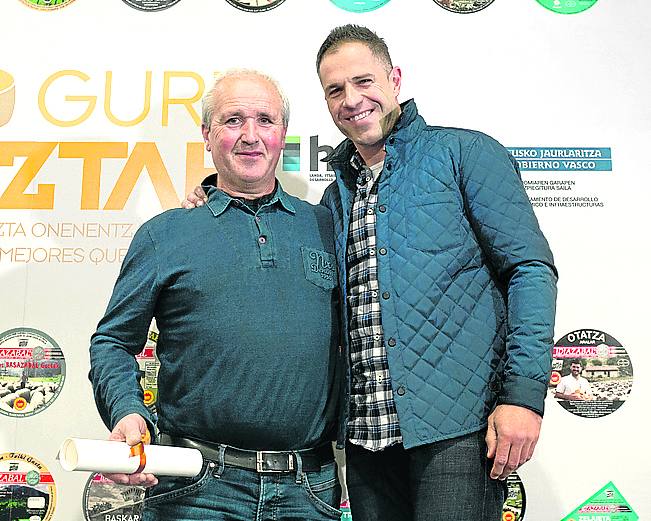El pelotari Aimar Olaizola junto a Ricardo Pérez de Albéniz (Eginoko Artzaia), tra recibir el diploma.