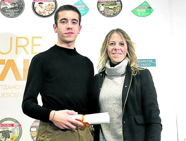 La cocinera del Andra Mari, Zuriñe García, entrega el galardón a Julen Otaegi (Beizamako Gazta).