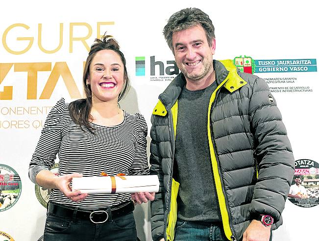 El chef del restaurante Nerua Guggenheim, Josean Alija, entregó el galardón a Bidane Bazkaran.