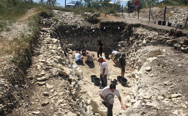 La cantera neolítica de Pozarrate se encuentra a dos kilómetros del poblado localizado en Tobera este otoño. 