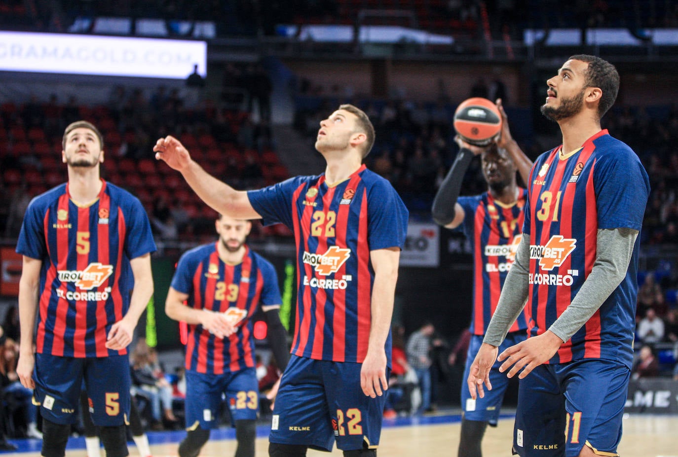 Fotos: Las mejores imágenes del Baskonia - Efes de la Euroliga 2019