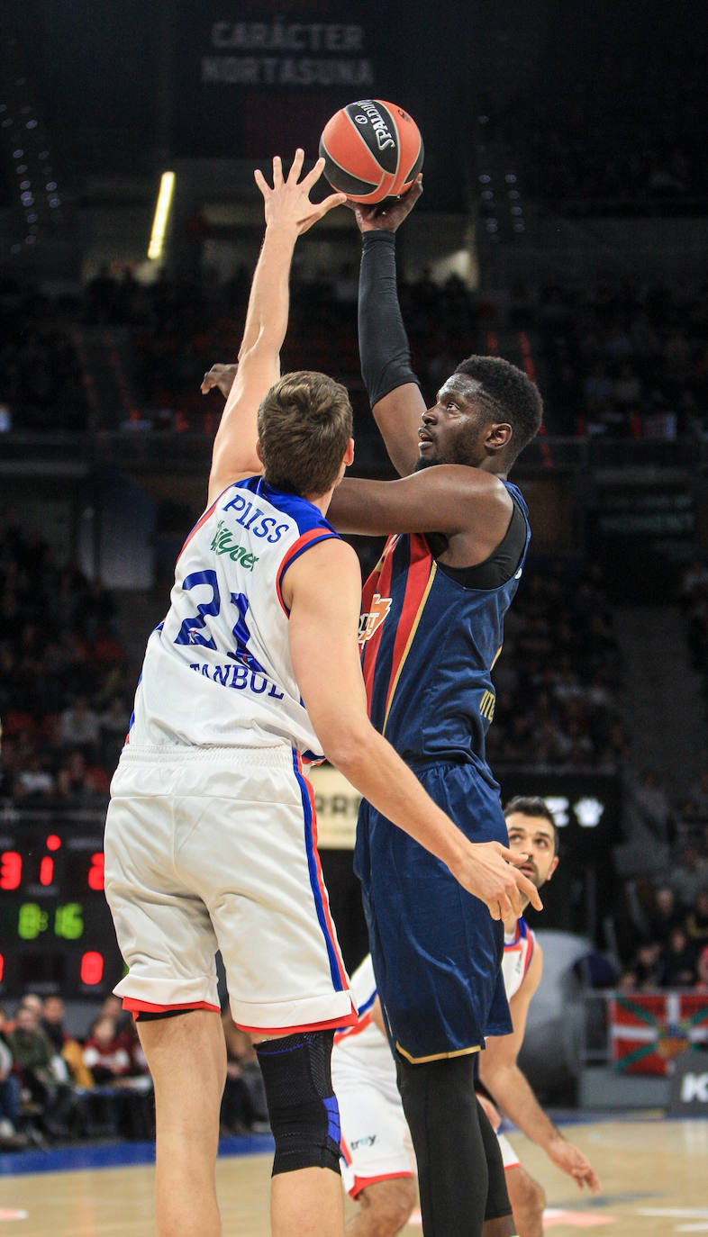 Fotos: Las mejores imágenes del Baskonia - Efes de la Euroliga 2019