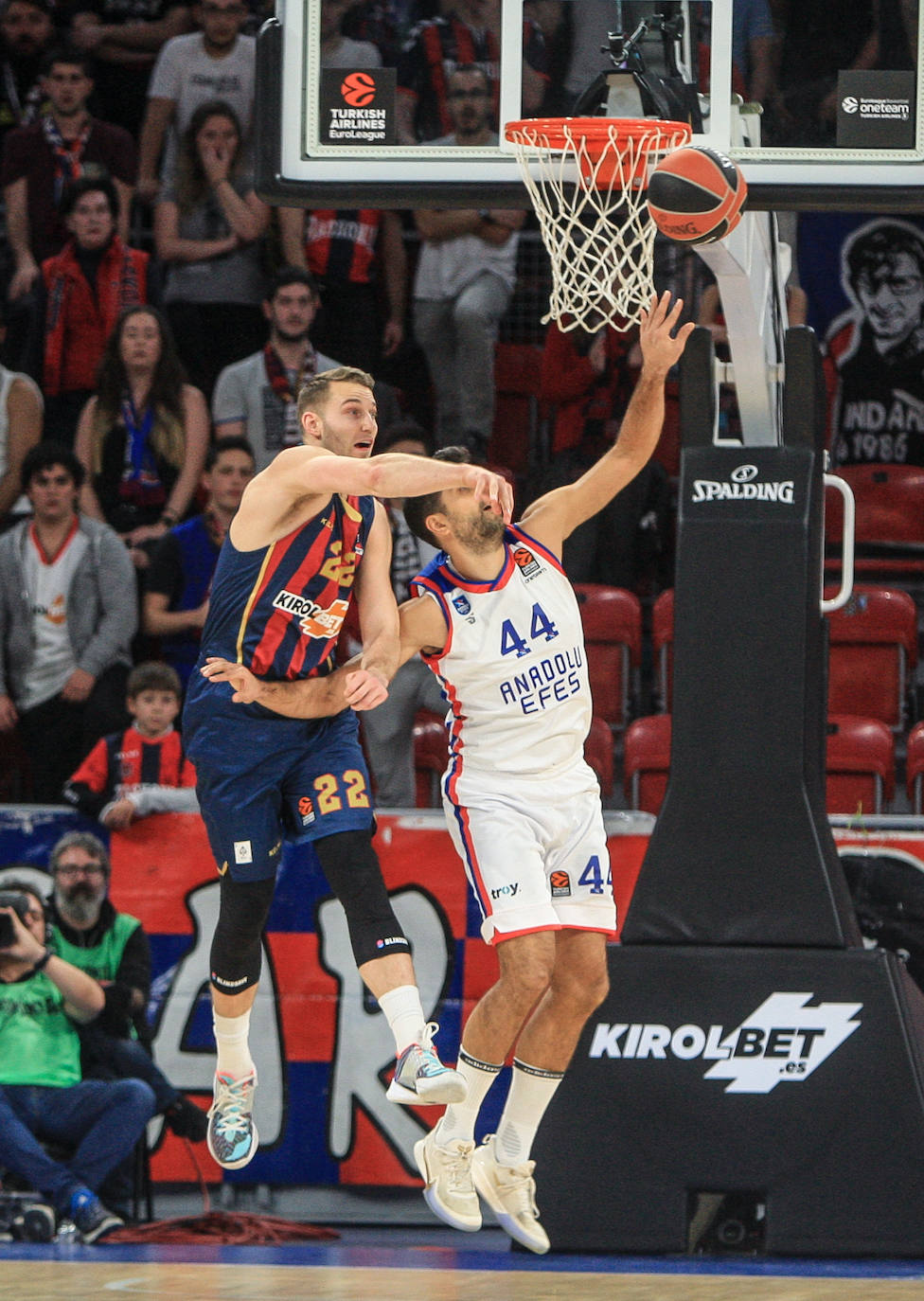 Fotos: Las mejores imágenes del Baskonia - Efes de la Euroliga 2019
