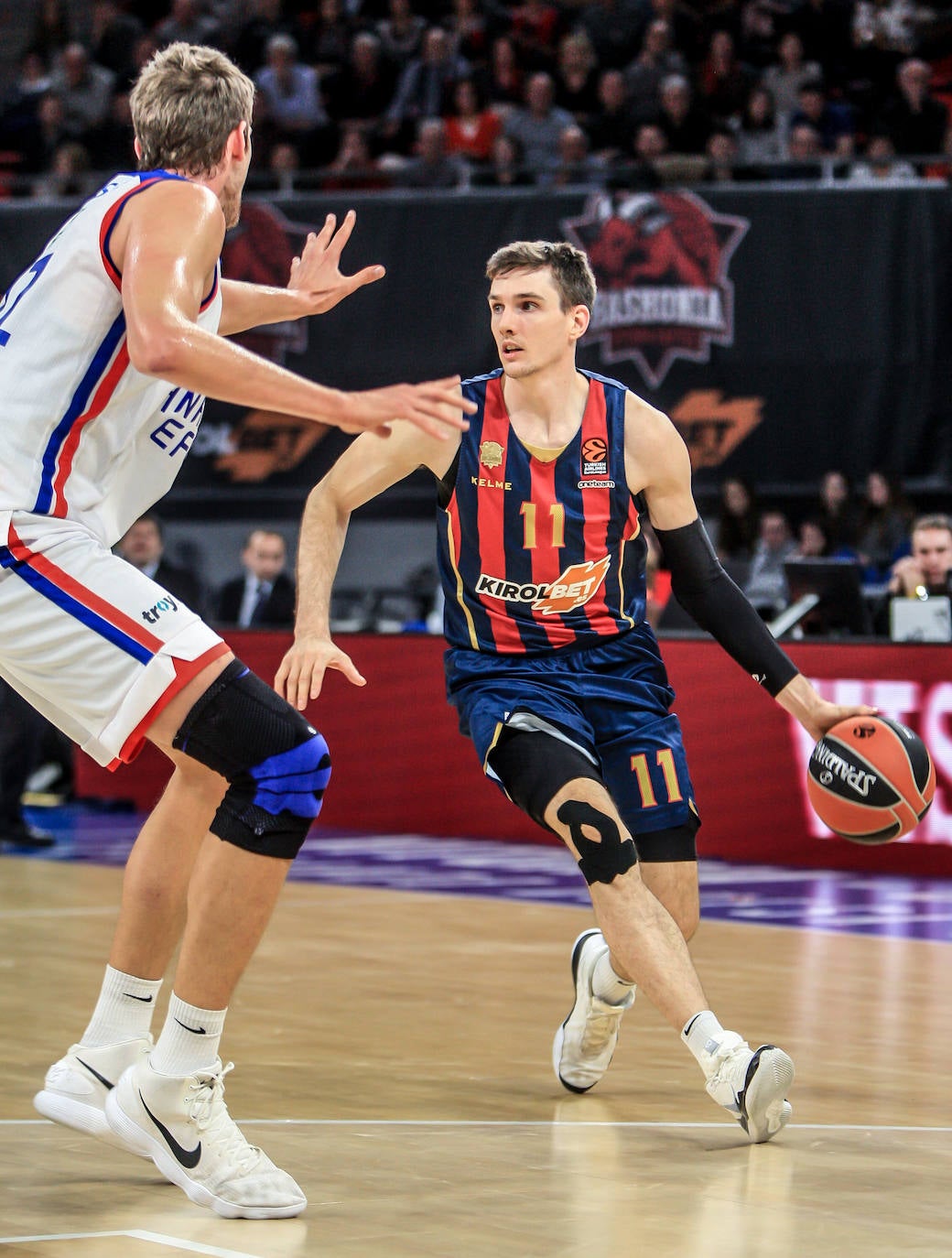 Fotos: Las mejores imágenes del Baskonia - Efes de la Euroliga 2019