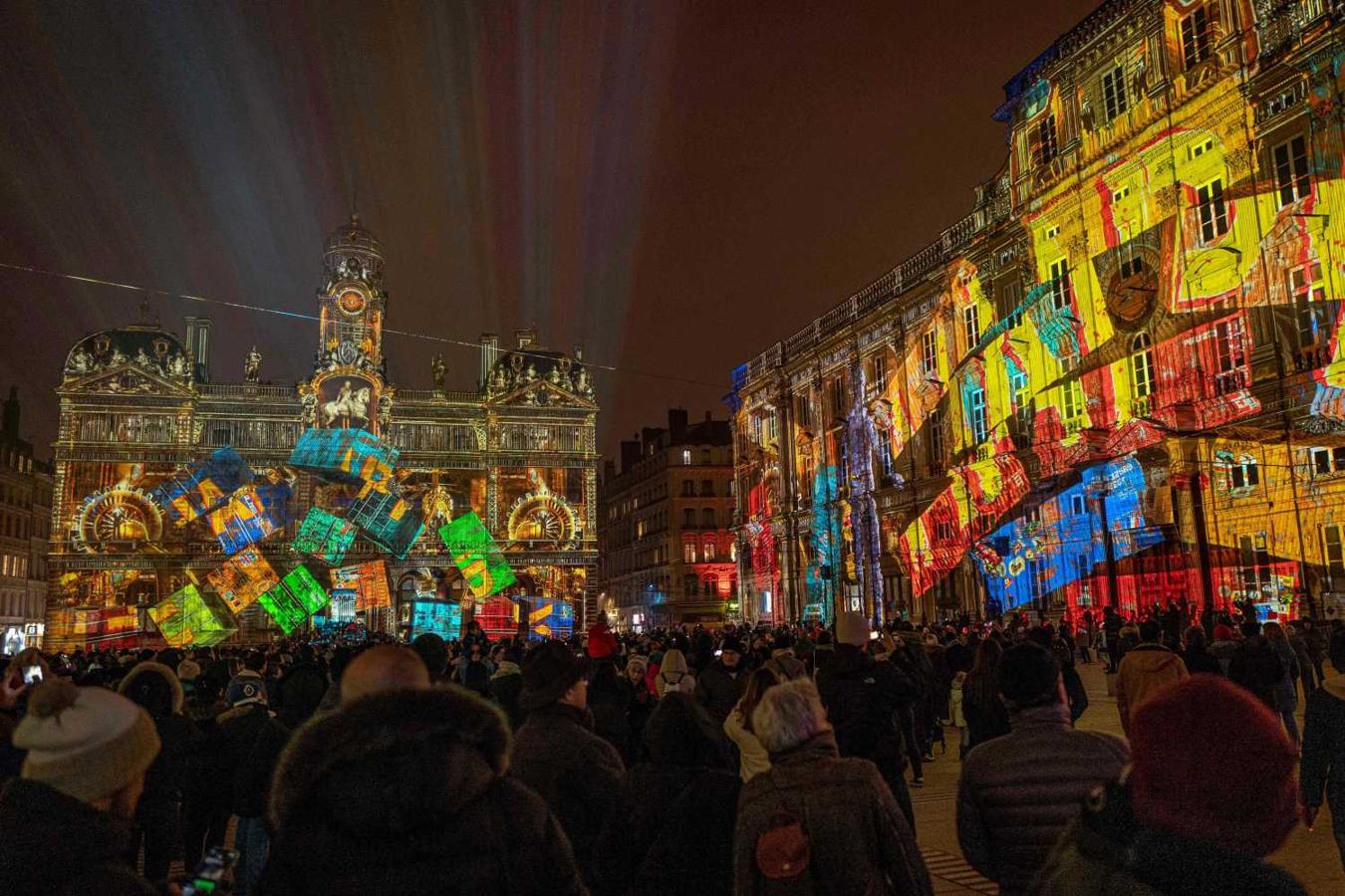 Vista del ayuntamiento de Lyon y la plaza Place des Terreaux durante la 21º edición del Festival de las Luces