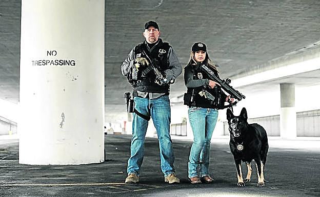 Gribbles, su esposa, también cazarrecompensas, y su perro, listos para entrar en acción. 