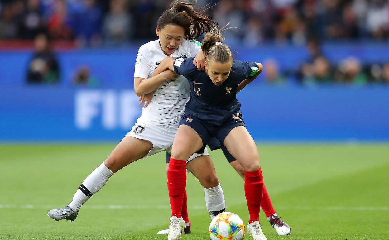 La jugadora surcoreana peleando un balón en el pasado Mundial. 