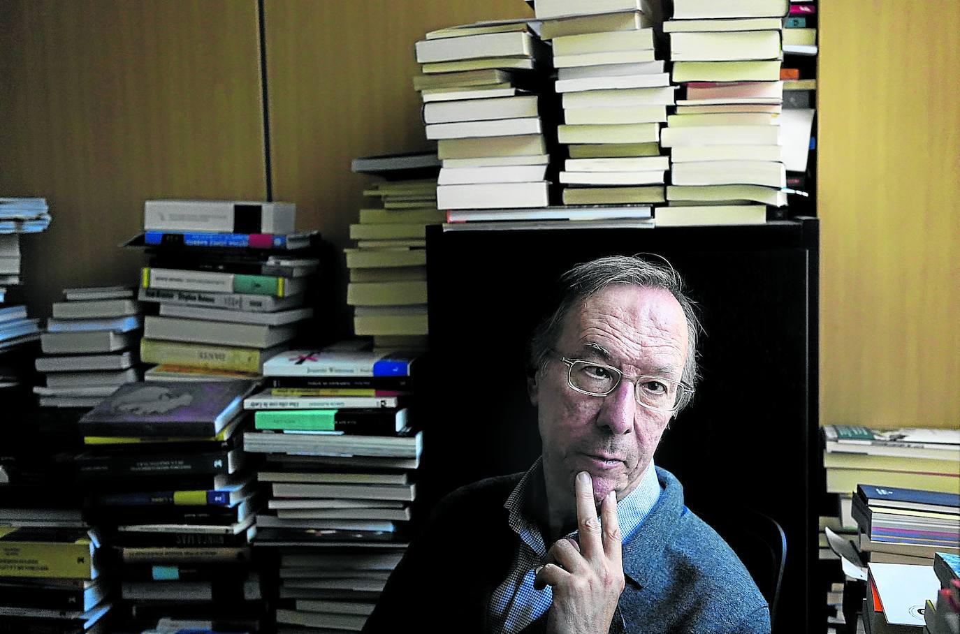 El catedrático de Derecho Constitucional posa rodeado de libros al término de la entrevista. 