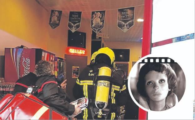 Los bomberos acceden al cine. Abajo, fotograma de la película. 