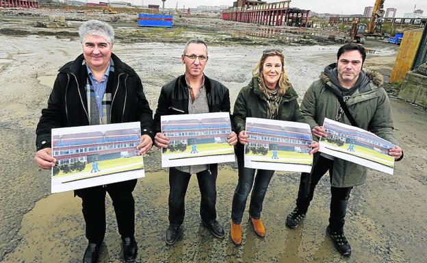 Peio Otxoantezana, Paco Ponce, Mariasun España y Eneko González posan frente al solar en el que levantaba la sede principal de Babcock. 