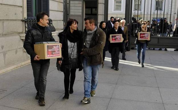 Dos de los hijos de Maribel, el pasado mes de febrero en su visita al Congreso. 