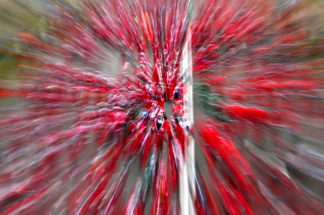 Participantes vestidos como Santa Claus en la tradicional carrera benéfica de Navidad en Madrid