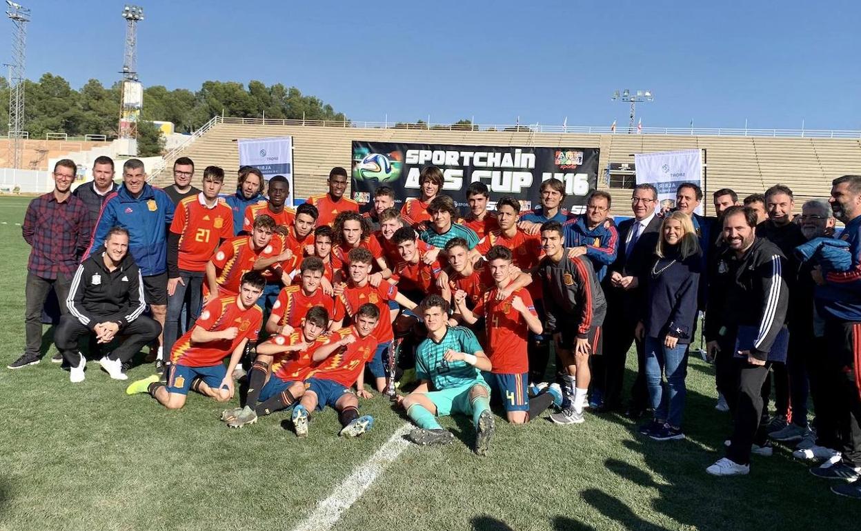 La selección española Sub'16 de Julen Guerrero celebra el triunfo.