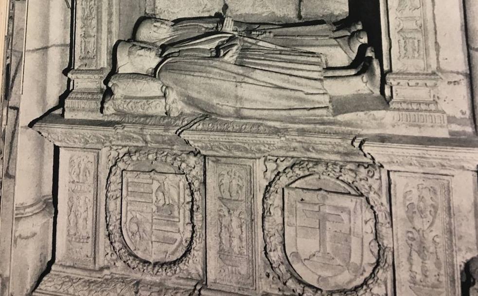 Tumba de los Díez Esquível en la catedral de Santa María, familiares de Teresa Gómez Berganzo.