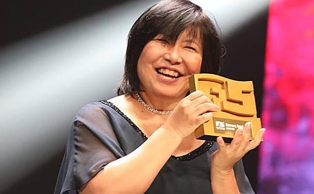 Galería. Yoko Shimomura, feliz con su trofeo del Fun & Seriosus