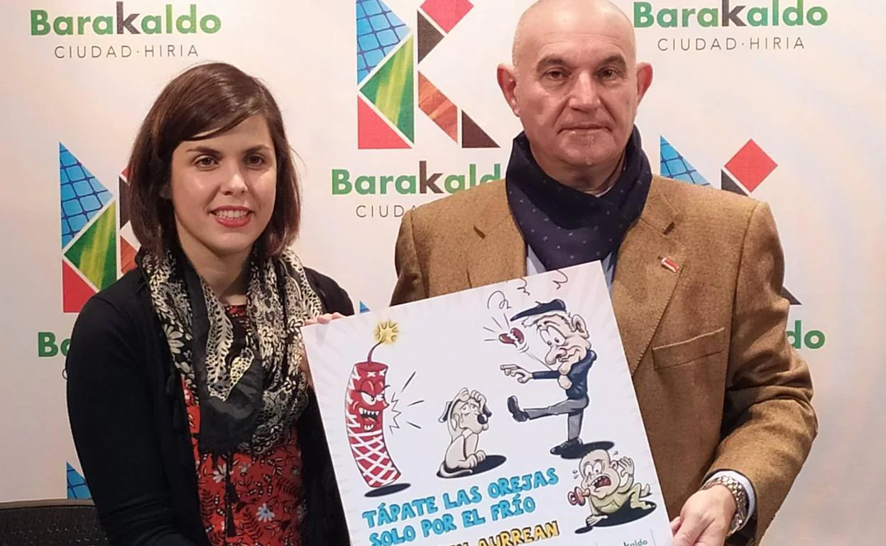 Los concejales Alba Delgado y Ángel Madrazo con el cartel de la campaña, cuyo lema es ''Tápate las orejas solo por el frío'.